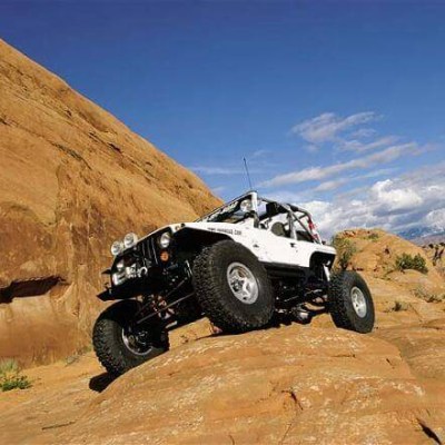 04094wd_04z2002_jeep_wranglerfront_drivers_side_view_on_rocks